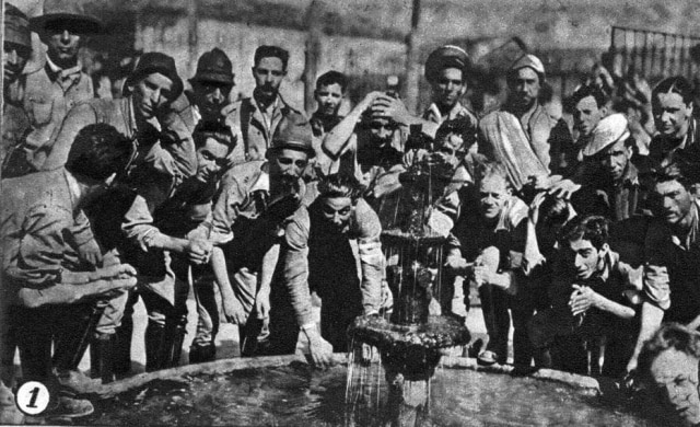 Acervo No interior do Estado, batalhão se refresca em um chafariz. Imagem publicada no Suplemento Rotogravura de 14/9/1932