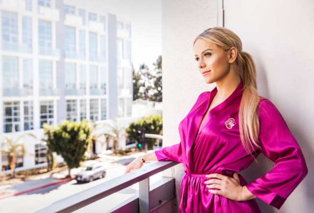 Emily Berl/ The New York Times Gigi Lazzarato, 23 anos, é uma celebridade transgênero da internet conhecida como Gigi Gorgeous e uma porta-voz para as marcas tradicionais, como Too Faced Cosmetics, Pantene e Crest