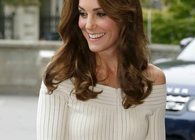 AFP PHOTO / POOL / MattDunham Kate Middleton usa look brasileiro em evento.