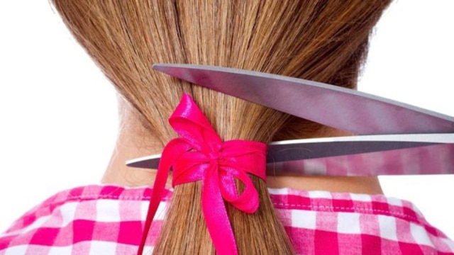 Divulgação/Metrô-DF ONGs fazem perucas com cabelo doado para pessoas com câncer.