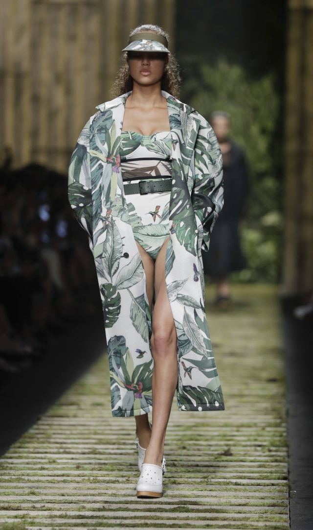 AP Photo/Luca Bruno Florestas tropicais e moda esportiva inspiraram a coleção da Max Mara.