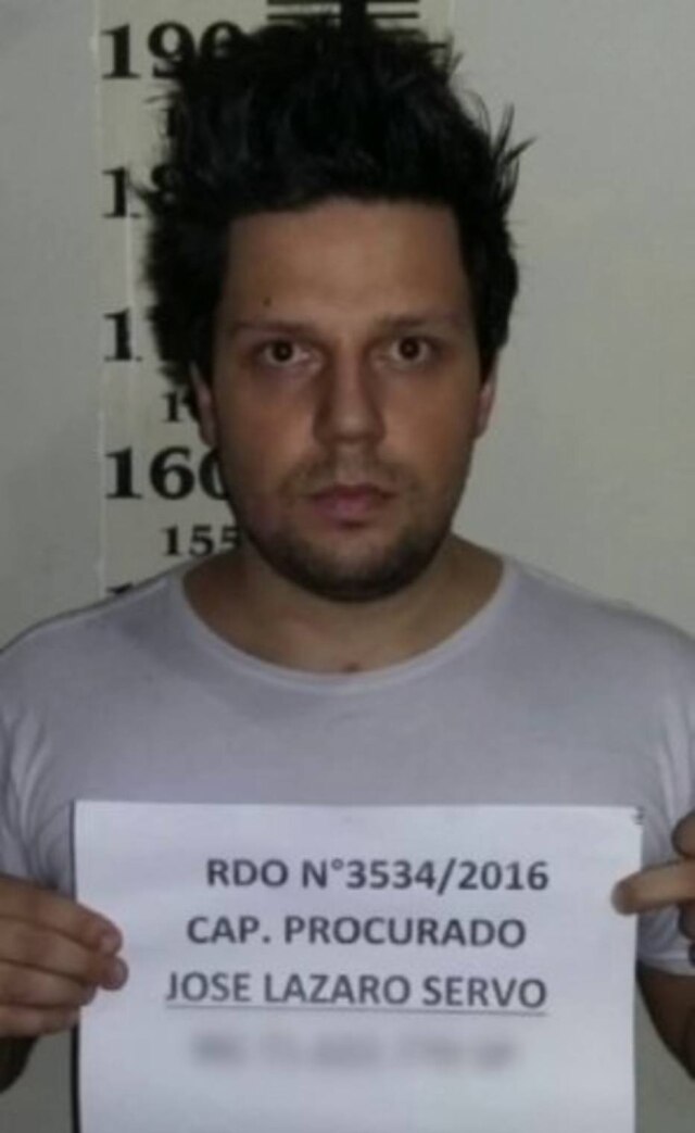Reprodução/Twitter Nas redes sociais, vazou uma foto do momento da prisão de Thiago, cujo nome verdadeiro é José Lázaro Servo.