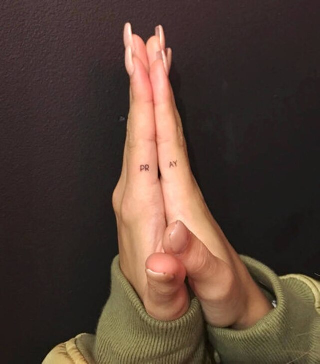JonBoy via The New York Times A tatuagem 'pray' (reze) nos dedos de Hailey Baldwin