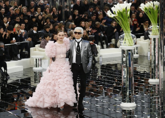 AP Photo/Francois Mori Lily-Rose Depp com Karl Lagerfeld.
