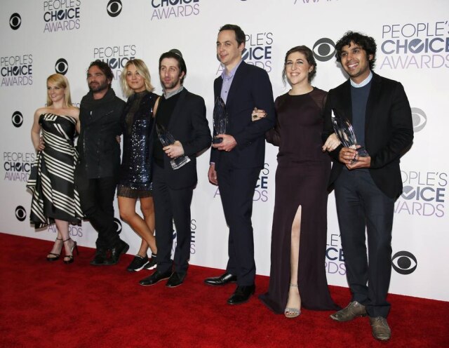 REUTERS/Danny Moloshok Elenco do 'Big Bang Theory' no People's Choice Awards em 2016.