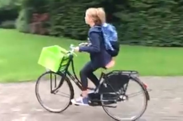 Facebook/ @Het Koninklijk Huis Rei holandês registrou o momento em que a filha ia para a escola