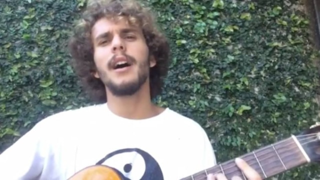 Instagram / @theozin Theozin, nome artístico do filho de Pedro Bial e Giulia Gam