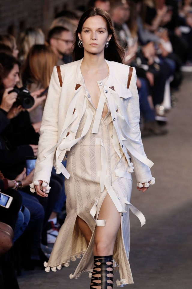 FRANCOIS GUILLOT/ AFP PHOTO Altuzarra trouxe as franjas reinventadas: bem grossas e espalhadas pelo look