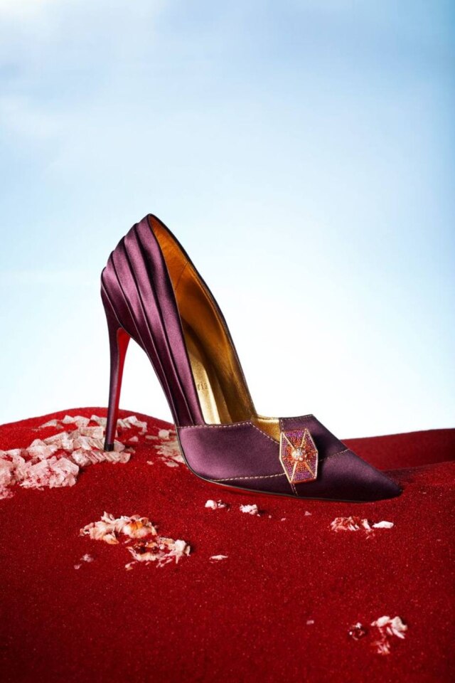 Divulgação/ Christian Louboutin O escarpin beringela representa Amilyn Holdo, personagem da atriz Laura Dern