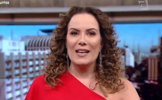 Reprodução de cena de 'Mulheres' (2018) / TV Gazeta Regina Volpato à frente do 'Mulheres'