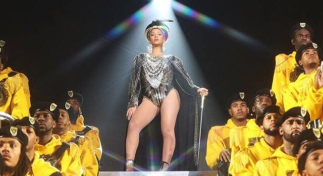 Instagram/@beyonce Todos os looks usados pro Beyoncé durante o show foram assinados por Oliver Rousteing, da Balmain
