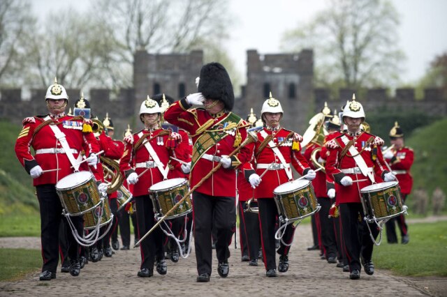 Corporal Tom Evans (RLC) / Ministério da Defesa via AP Banda toca em homenagem ao aniversário da rainha em castelo de Cardiff, no País de Gales.