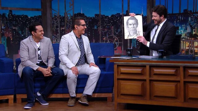 SBT / Divulgação Miguel, Esteban e Danilo Gentili segurando um retrato de Ramón Valdés, o Seu Madruga