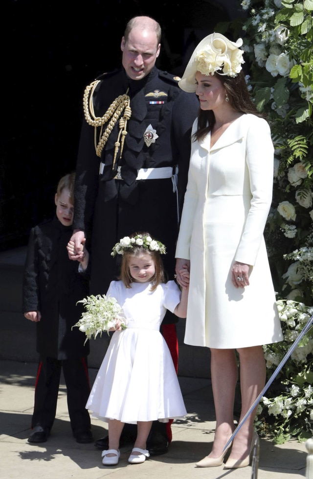 Andrew Matthews/pool photo via AP Príncipe George, príncipe William, princesa Charlotte e Kate Middleton