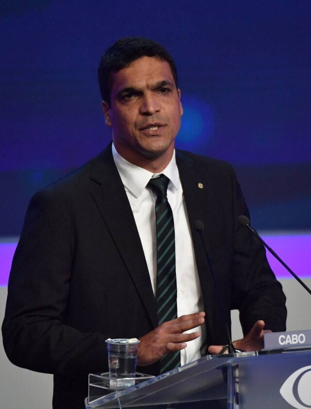 Nelson ALMEIDA / AFP Cabo Daciolo estava com a gravata solta