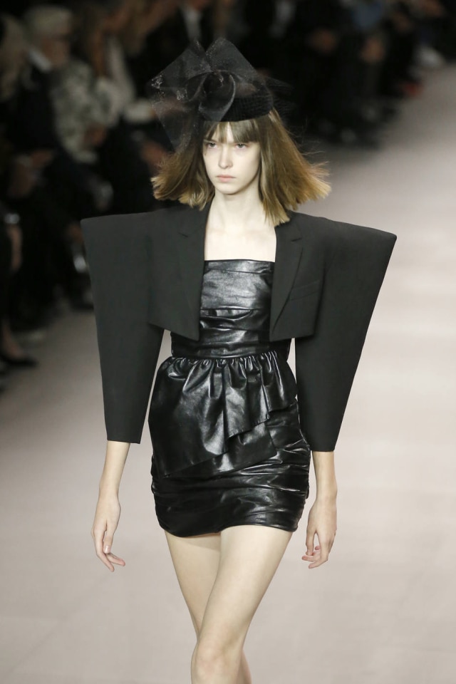 Michel Eule/AP Photo Um dos looks da coleção de estreia de Hedi Slimane na Céline