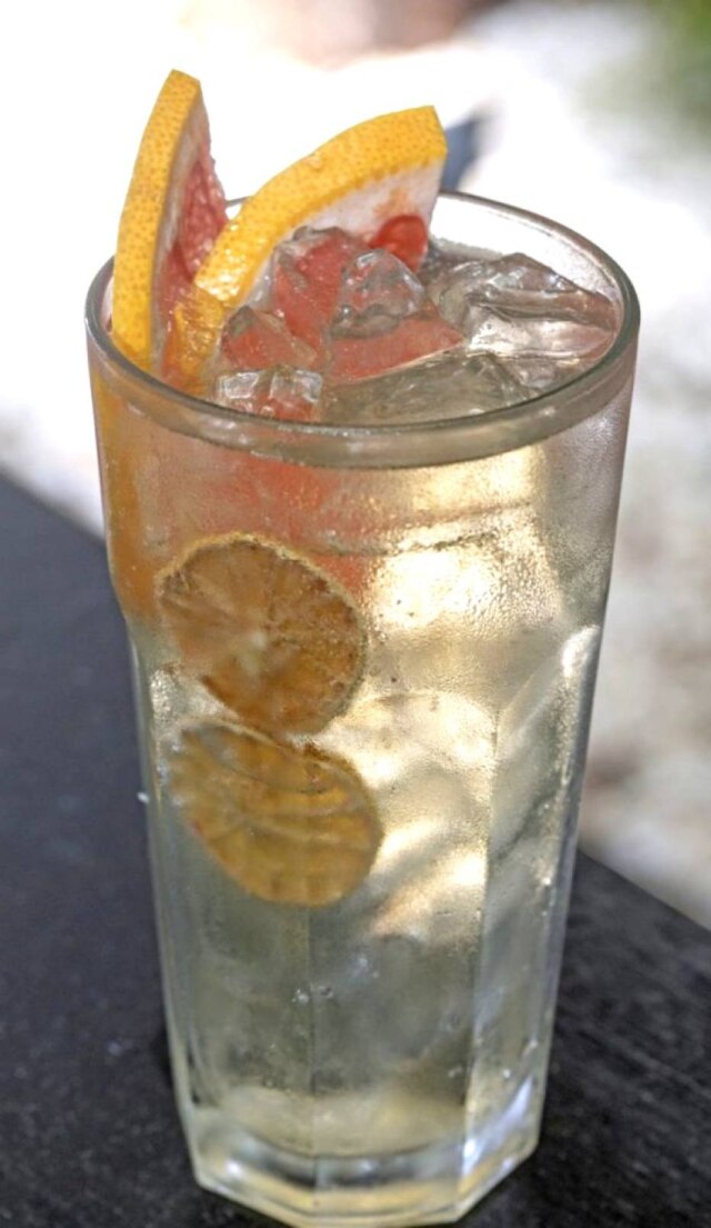 Fernando Ctenas Cachaça tônica: pau-brasil e grapefruit.