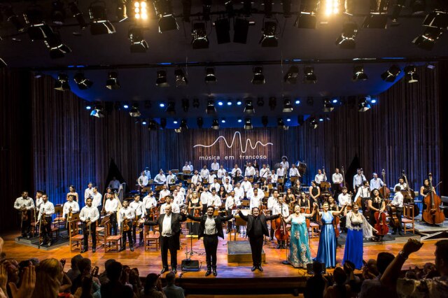 Cauê Diniz A soprano brasileira Angelica de la Riva emocionou a plateia ao lado da também soprano argentina Mónica Ferracani, da mezzo-soprano russa Svetlana Shilova e dos italianos Vincenzo Costanzo (tenor) e Duccio Dal Monte (baixo)