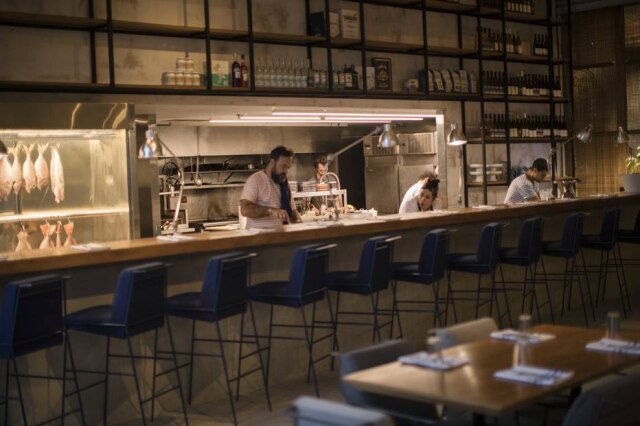 Brasero Atlântico Não é bar, mas é o Brasero Atlântico é mais recente empreendimento de Tato Giovanonni, dono do premiado Florería Atlántico, em Buenos Aires