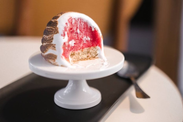 Daniel Teixeira/Estadão Sobremesa baked alaska com sorvete de morango