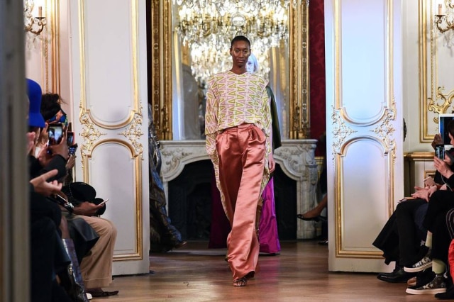Anne-Christine Poujoulat/AFP As roupas do estilista Imane Ayissi eram feitas de Faso Dan Fani orgânico, um pano de algodão de Burkina Faso.
