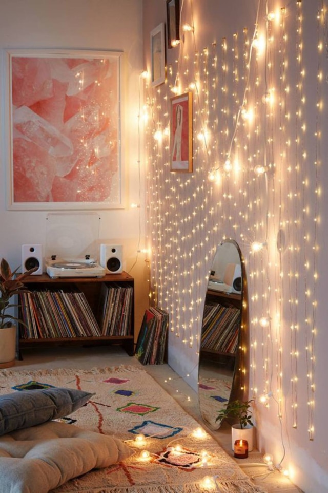 Pinterest/UrbanOutfitters O cantinho instagramável pode servir como toda decoração do ambiente ou apenas ser o local para caprichar nas 'selfies'