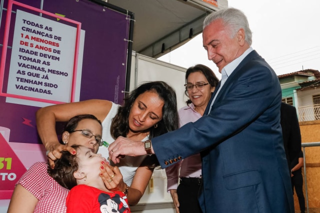 Cesar Itiberá/PR O presidente Michel Temer administra vacina oral contra poliomielite em crianças, Goiânia - GO, 10/8/2018.