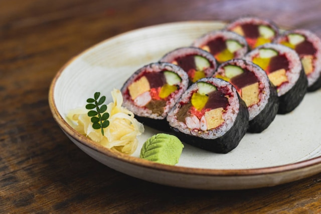 Além do futomaki de atum, camarão, tamagoyaki, Hirá oferece também a versão veggie.