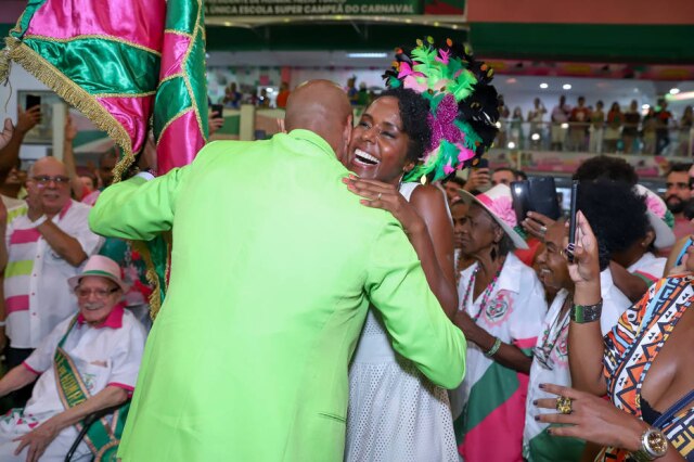 DANIEL PINHEIRO A apresentadora Maju Coutinho visita a quadra da escola de samba carioca Mangueira, na zona norte da capital fluminense, na última sexta-feira, 19.