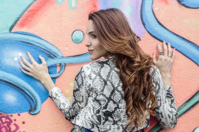 GABRIELA BILO/ ESTADAO Viviany na casa noturna Flex, onde faz apresentações de dança. A modelo coloca aplique nos cabelos para deixá-los mais volumosos