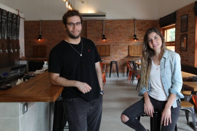 Marcio Fernandes|Estadão Os sócios Fabio Comolatti e Julia Fraga no novo Ambar em Pinheiros