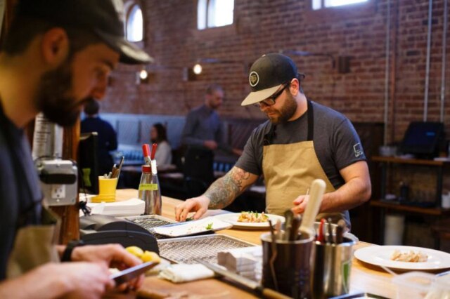 Dustin Chambers|NYT Ryan Smith repassa os lucros de seu restaurante para a Giving Kitchen, oferece assistência emergencial para cozinheiros e outros profissionais de Atlanta.
