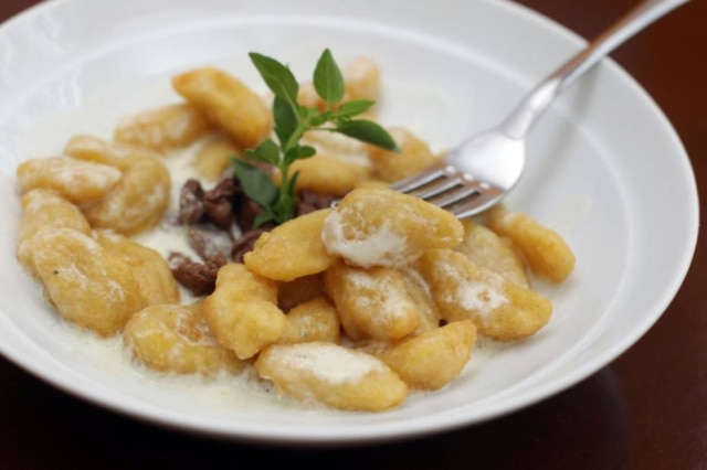 Felipe Rau|Estadão O imperdível nhoque de mandioquinha com molho de queijo gorgonzola e carne de panela