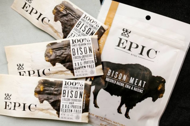Kristina Barker|NYT A Epic Provisions faz barrinhas de carnes de animais de pasto e de frutas. A carne do bisão tem pouca gordura e alto teor de ômega 3.