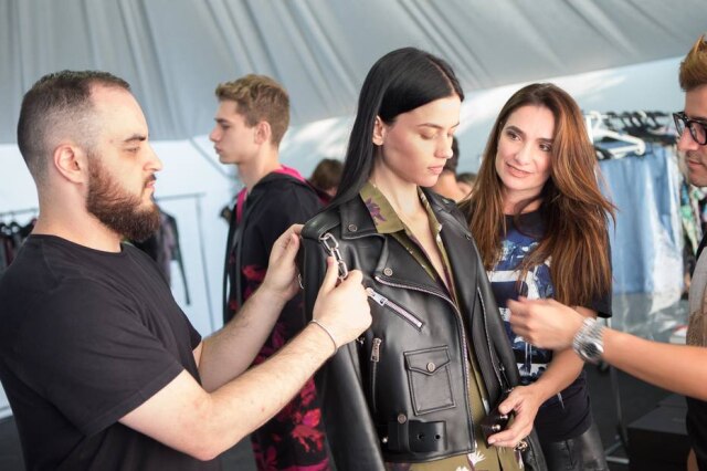 DANIEL TEIXEIRA/ESTADAO Preparativos: os estilistas Rodolfo Souza e Adriana Bozon como a modelo Isis Bataglia em prova de roupas da Ellus, cuja coleção é inspirada no Havaí
