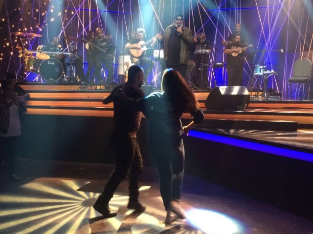Multishow/Divulgação Anitta e Patrick Carvalho dançam enquanto Jorge Aragão canta ao fundo