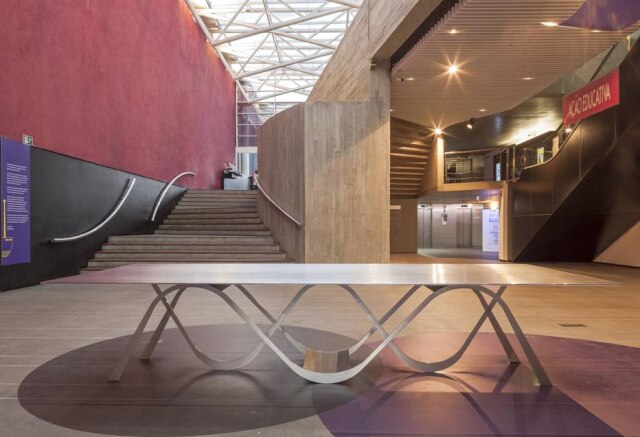 divulgação A mesa Sinfonia, um dos projetos de design de Ruy Ohtake