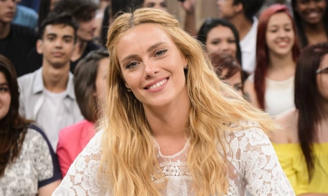 Dilvulgação/TV Globo/ Rámon Vasconcelos A atriz Carolina Diekcmann faz parte do tim que torce pelo casal Brumar