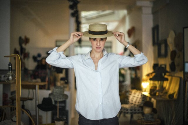 Dmitry Kostyukov/The New York Times Chloe Thiéblin, fundadora da Mademoiselle Chapeaux.