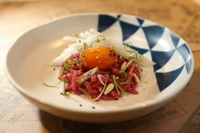 Alex Silva|Estadão Versão de steak tartare de Paulo Shin, com carne levemente congelada, gema curada no shoyu e tiras de pêra