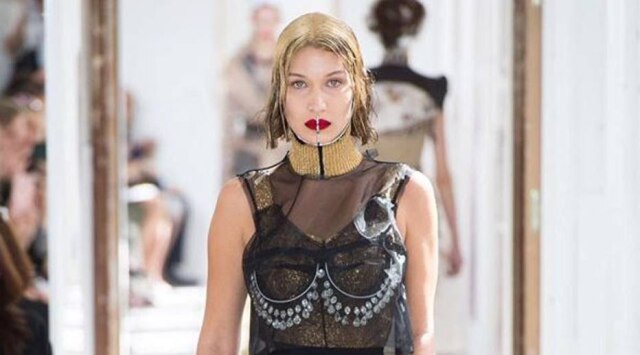 Instagram.com/bof Bella Hadid desfilou para a Maison Margiela