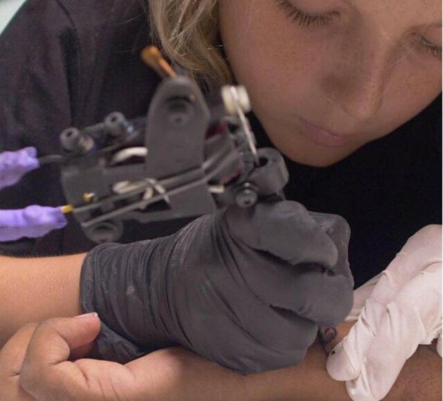 Facebook/ @Eztheshark Jovem é promessa no campo da tatuagem