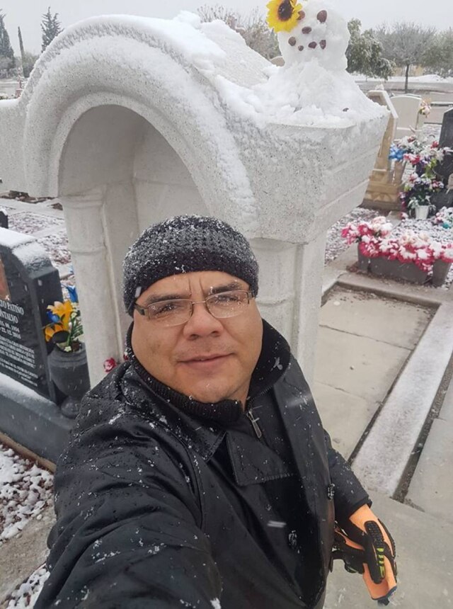 Facebook/Marcial Rivas Marciel Rivas fez um boneco de neve no túmulo de sua mãe para cumprir uma promessa.