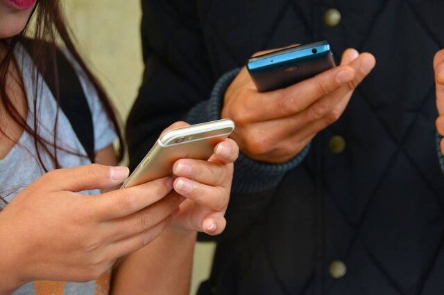 Pixabay / @terimakasih0 Jovens utilizando celulares (imagem ilustrativa).
