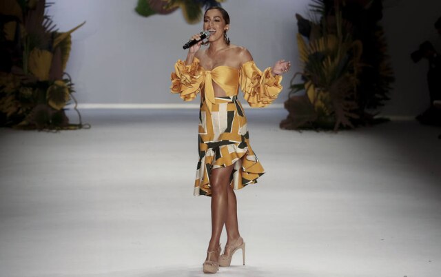 Miguel Schincariol/AFP PHOTO Anitta 'lacrando' na passarela da Água de Coco, na São Paulo Fashion Week