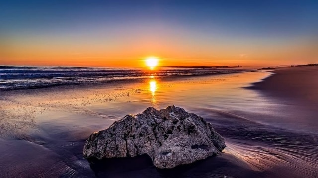 Pixabay Gosta de tirar fotos do por do sol? Rede hoteleira dos EUA paga para fotógrafo amador viajar por cidades litorâneas do país em concurso.
