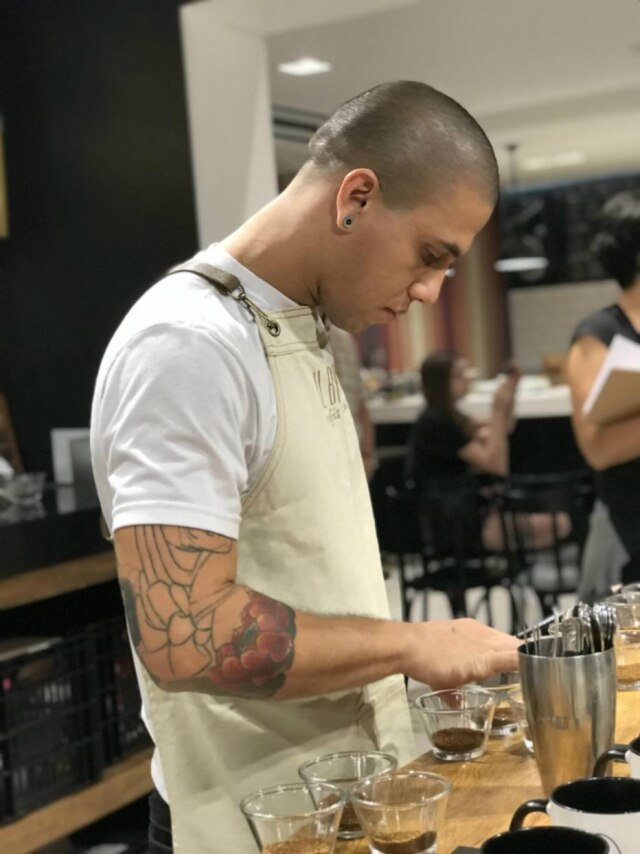Amanda Dautillo Barista pratica para o Mundial