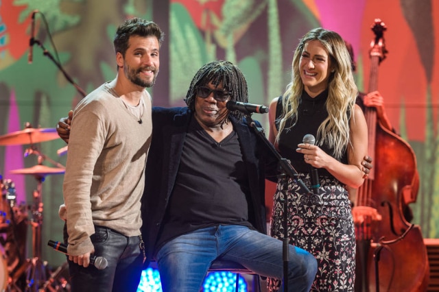 Ramón Vasconcelos / Globo / Divulgação Bruno Gagliasso, Milton Nascimento e Giovanna Ewbank durante o 'Conversa com Bial'.