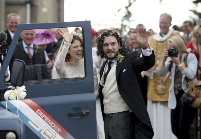 Jane Barlow/PA via AP Kit Harington e Rose Leslie acenaram para o público na saída da Igreja Rayne, na Escócia