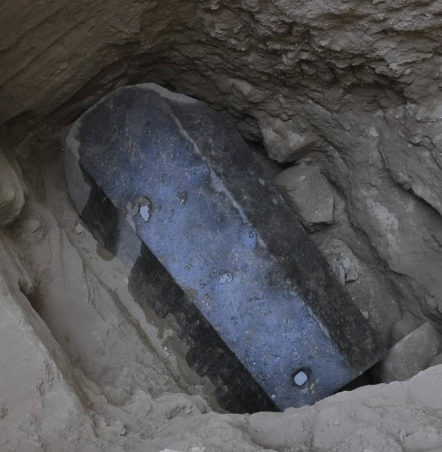Facebook/moantiquities Um sarcófago misterioso encontrado em Alexandria está intrigando arqueólogos egípcios